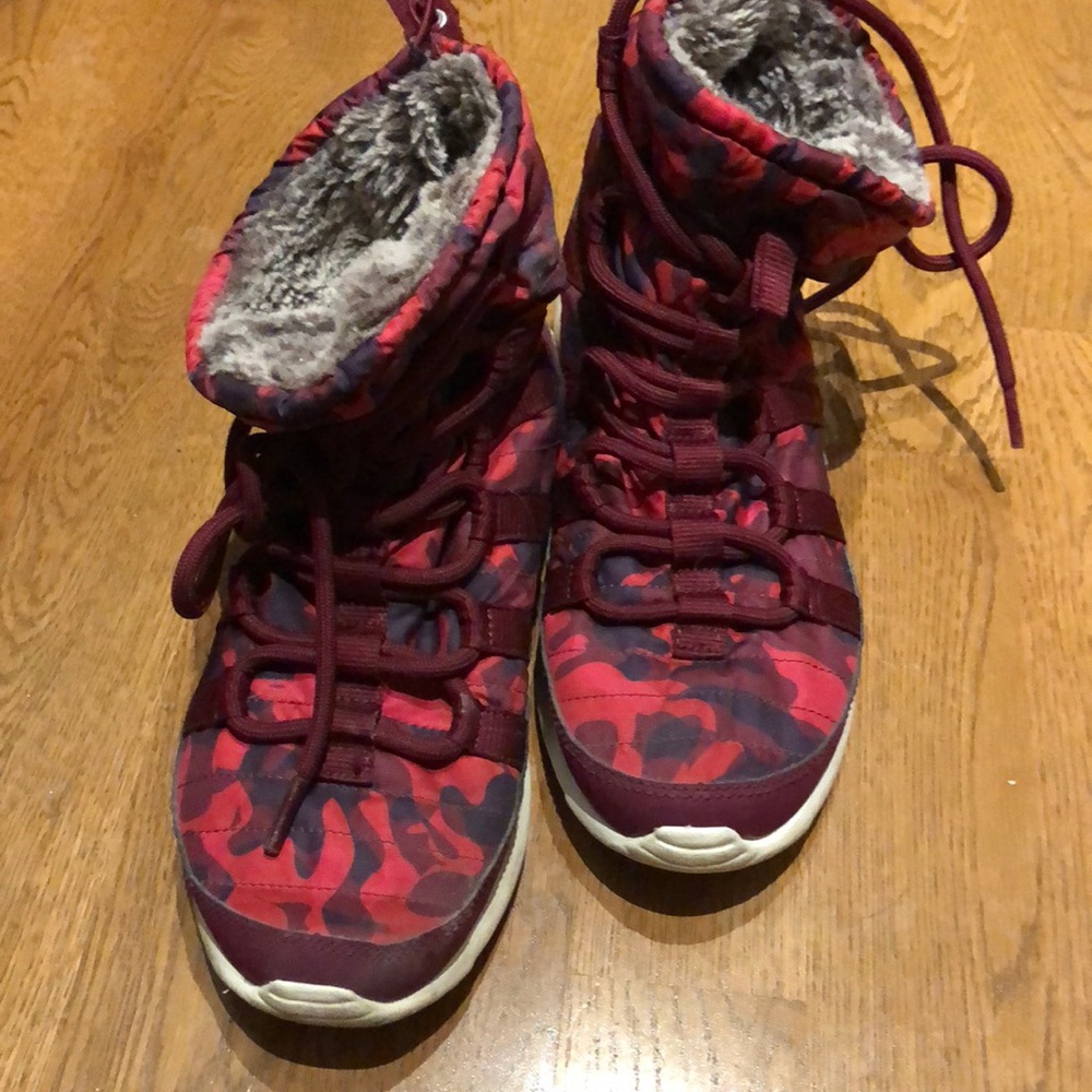 Nike Venture shearling lined sneaker boots